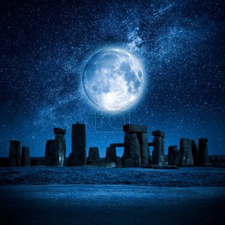 Foto de Luna llena Stonehenge en el fondo de la naturaleza - Imagen libre de derechos