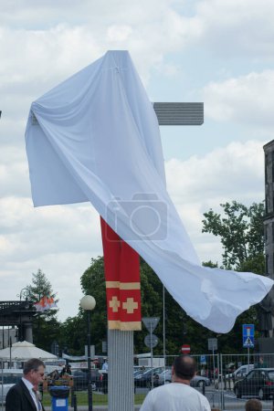 Foto de Warszaw, Polonia - 06 de junio de 2009: Cruz en la plaza Pilsudzkiego en la devoción a la Cruz Papa Juan Pablo II en el vigésimo aniversario del Papa polaco. - Imagen libre de derechos