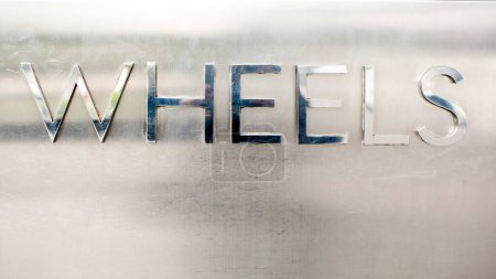 Foto de La palabra ruedas con material metálico - ilustración 3d - Imagen libre de derechos