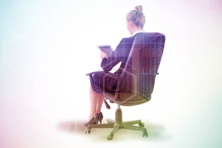 Téléchargez les photos : "Image composite de femme d'affaires assise sur une chaise pivotante avec tablette
" - en image libre de droit