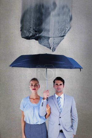 Foto de Imagen compuesta de gente de negocios sosteniendo un paraguas negro - Imagen libre de derechos