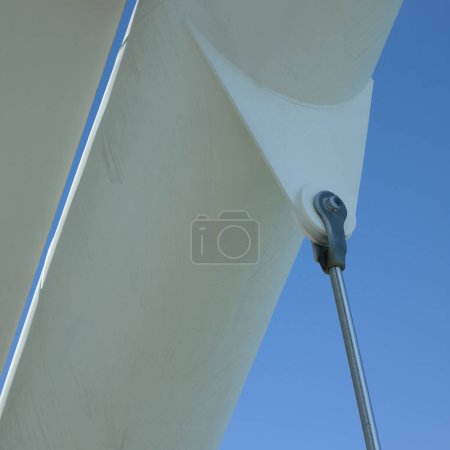 Téléchargez les photos : Détails turbine éolienne sur ciel bleu - en image libre de droit