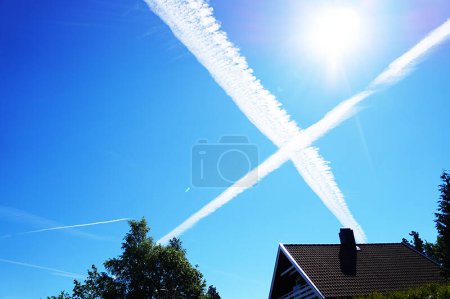 Foto de Líneas de aviones sobre fondo azul cielo - Imagen libre de derechos