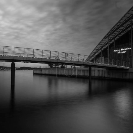 Foto de Puente sobre el río por la mañana - Imagen libre de derechos