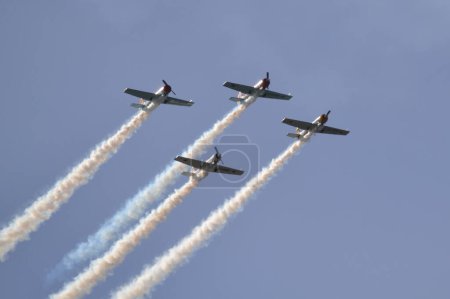 Téléchargez les photos : Piloter des avions dans le ciel - en image libre de droit