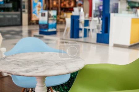 Téléchargez les photos : Chaises vides dans l'intérieur du café moderne - en image libre de droit
