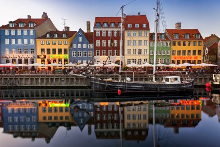 Téléchargez les photos : COPENHAGUE, DANEMARK - 24 MAI - Voiliers à Nyhavn dans la ville - en image libre de droit