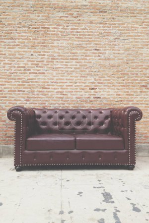 Téléchargez les photos : Canapé antique près du mur - en image libre de droit