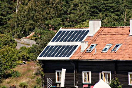 Téléchargez les photos : Panneau solaire sur le toit - en image libre de droit