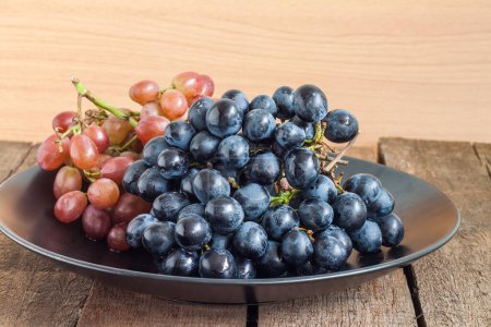 Téléchargez les photos : Raisins en plaque noire - en image libre de droit
