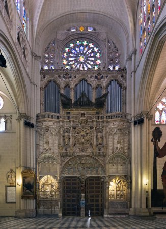Foto de TOLEDO, ESPAÑA - 19 DE MAYO DE 2014: Puerta y órgano eclesiástico de Toledo - Imagen libre de derechos
