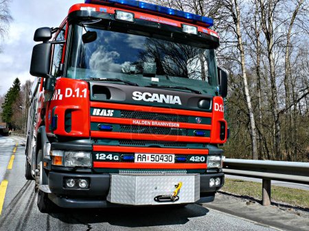 Téléchargez les photos : Camion de pompiers du service d'incendie Halden - en image libre de droit