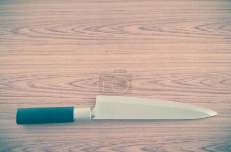 Foto de Cuchillo de cocina sobre tabla de madera - Imagen libre de derechos