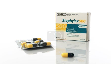 Téléchargez les photos : Médicament sur ordonnance - capsules antibiotiques Staphylex - en image libre de droit