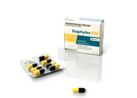 Téléchargez les photos : Médicament sur ordonnance - capsules antibiotiques Staphylex - en image libre de droit