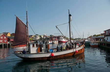 Téléchargez les photos : Navire de pêche vétéran entrant dans le port - en image libre de droit