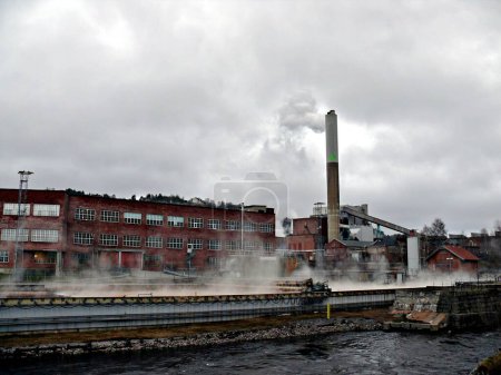 Téléchargez les photos : Moulin à papier de Norske Skog Saugbrug à Halden, Norvège - en image libre de droit
