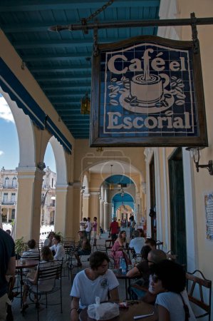 Foto de Fuera de Caf el Escorial en La Habana, Cuba - Imagen libre de derechos