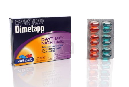 Foto de Dimetapp fiebre tos resfriado y gripe cápsulas de día y de noche - Imagen libre de derechos