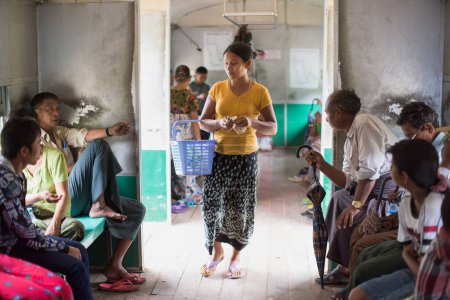 Téléchargez les photos : Restauration à bord du train à Yangon, Myanmar - en image libre de droit