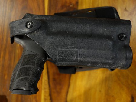 Téléchargez les photos : Pistolet sur fond en bois - en image libre de droit
