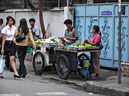 Foto de Venta de comida callejera en Bangkok, Tailandia - Imagen libre de derechos