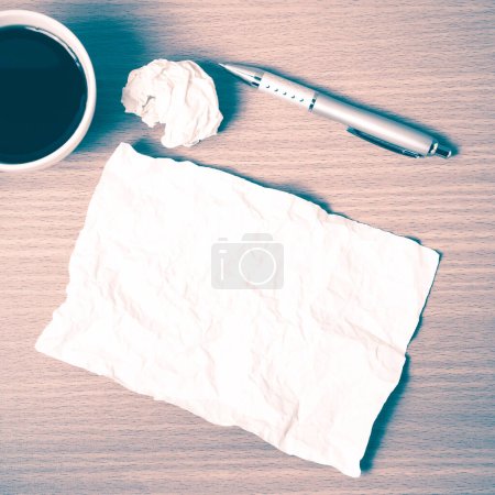 Téléchargez les photos : Papier et froissé avec stylo et tasse à café style vintage - en image libre de droit