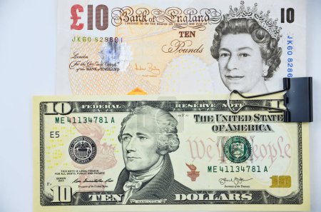 Foto de Libras británicas y nosotros billetes de dólares - Imagen libre de derechos