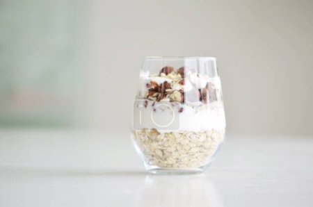Foto de Delicious fresh and healthy breakfast with oat, seeds and yogurt - Imagen libre de derechos