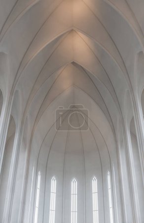 Téléchargez les photos : Intérieur de l'église avec des murs blancs - en image libre de droit