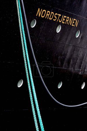 Téléchargez les photos : Ship with anchor in the sea - en image libre de droit