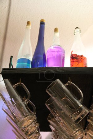 Téléchargez les photos : Alcohol bottles with glasses - en image libre de droit