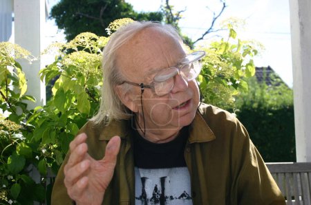 Téléchargez les photos : Arne Nordheim, compositeur norvégien posant à l'extérieur - en image libre de droit