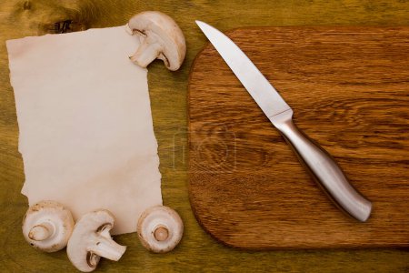 Téléchargez les photos : Champignons champignon frais sur une planche à découper - en image libre de droit