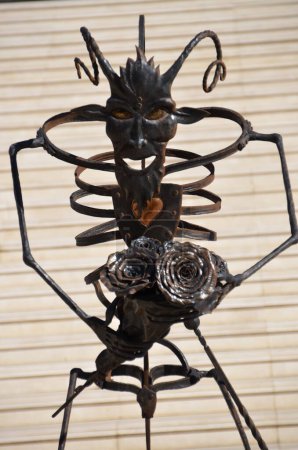 Foto de Estatua de hierro demoníaco en España - Imagen libre de derechos