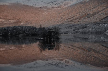 Téléchargez les photos : Vue sur le lac dans les montagnes - en image libre de droit