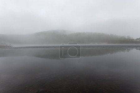 Téléchargez les photos : Foggy morning with fog on the lake. - en image libre de droit