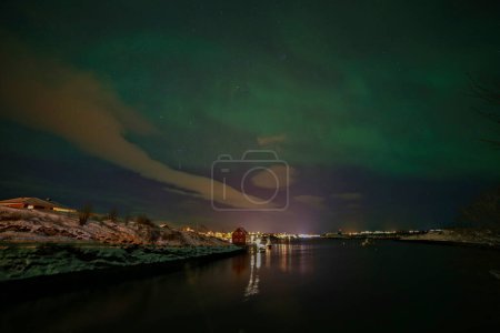 Foto de Aurora Boreal. Luces del Norte. Nordlys en el cielo nocturno sobre fiordos en Kvaloya, Ártico Noruega - Imagen libre de derechos