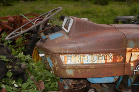 Foto de Old tractor with rusty in forest - Imagen libre de derechos