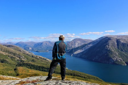 Téléchargez les photos : Homme randonnée en montagne, Norvège - en image libre de droit