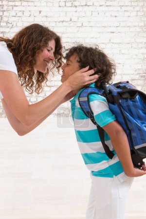 Foto de Niño diciendo adiós madre antes de ir a la escuela - Imagen libre de derechos