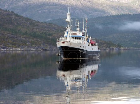 Foto de Ship in the fjord - Imagen libre de derechos