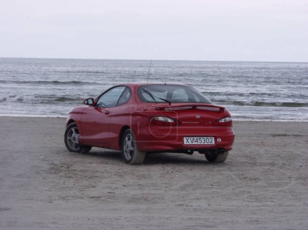 Téléchargez les photos : Hyundai coupé sur la plage - en image libre de droit