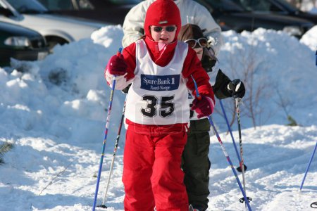 Téléchargez les photos : Enfants skient sur la neige en hiver - en image libre de droit
