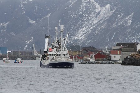 Téléchargez les photos : Fishing boat near Norwegian town - en image libre de droit