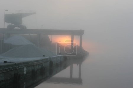 vue sur le pont dans le brouillard matinal