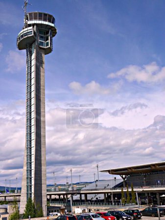 Téléchargez les photos : L'extérieur du terminal moderne de l'aéroport d'Oslo - en image libre de droit