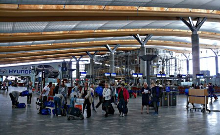 Foto de Interior de la terminal del aeropuerto con un montón de gente - Imagen libre de derechos