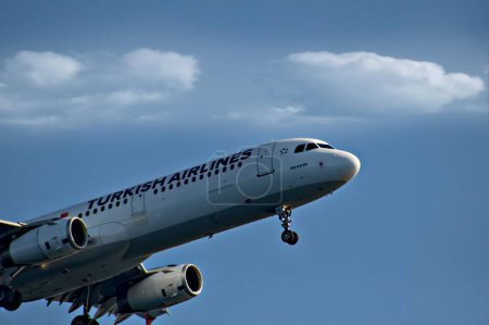 Téléchargez les photos : Avion de Turkish Airlines dans le ciel - en image libre de droit