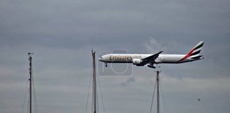 Foto de Avión de Emirates en el cielo - Imagen libre de derechos